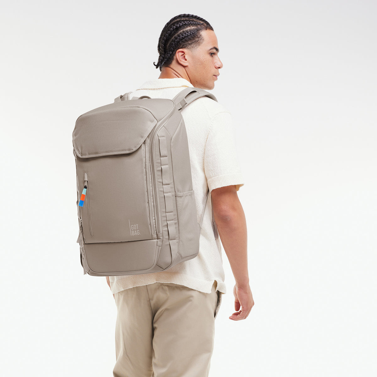 PRO PACK TRAVEL Rucksack in scallop (helles Beige) von einem Mann auf dem Rücken getragen.