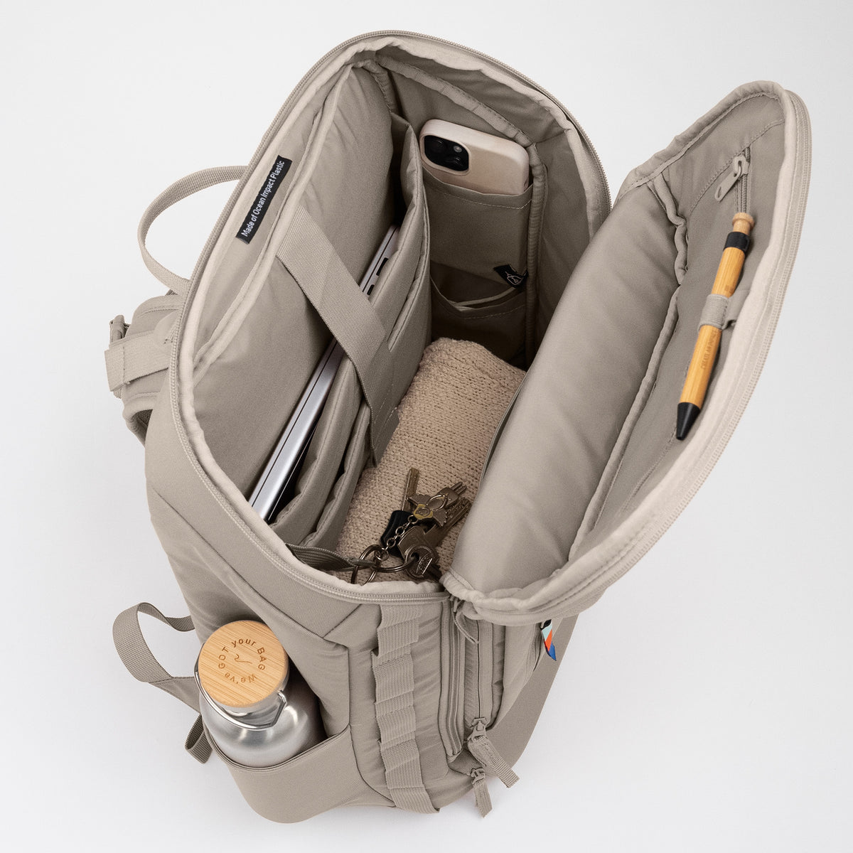 PRO PACK TRAVEL Rucksack in scallop (helles Beige) offen mit Inhalt, von oben gesehen.