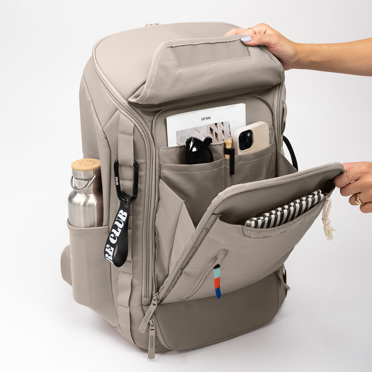 PRO PACK TRAVEL Rucksack in scallop (helles Beige), von einer Frau geöffnet, die den organisierten Inhalt zeigt.
