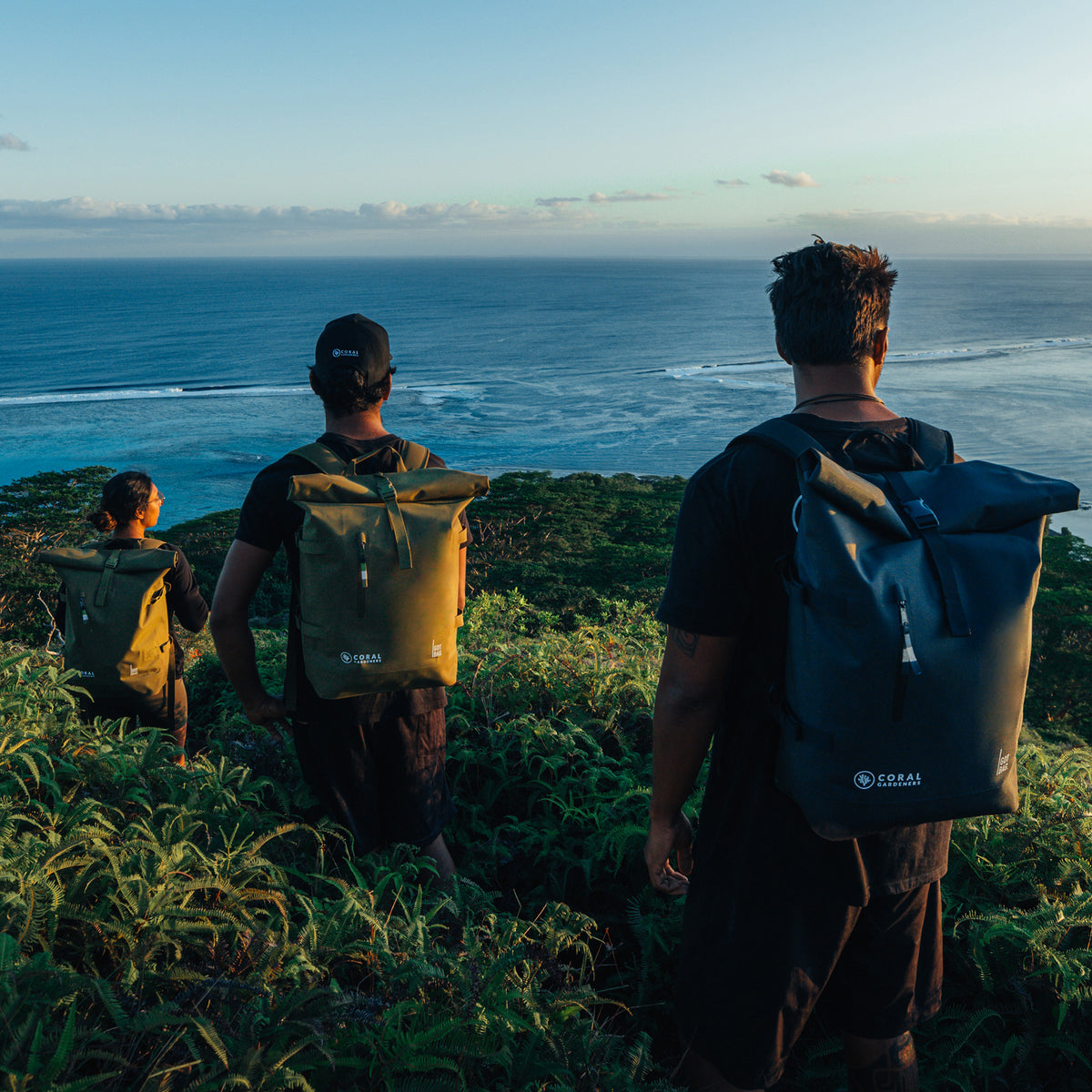 ROLLTOP 2.0 Rucksack in black (Schwarz) von einem Mann als Rucksack auf dem Rücken getragen.
