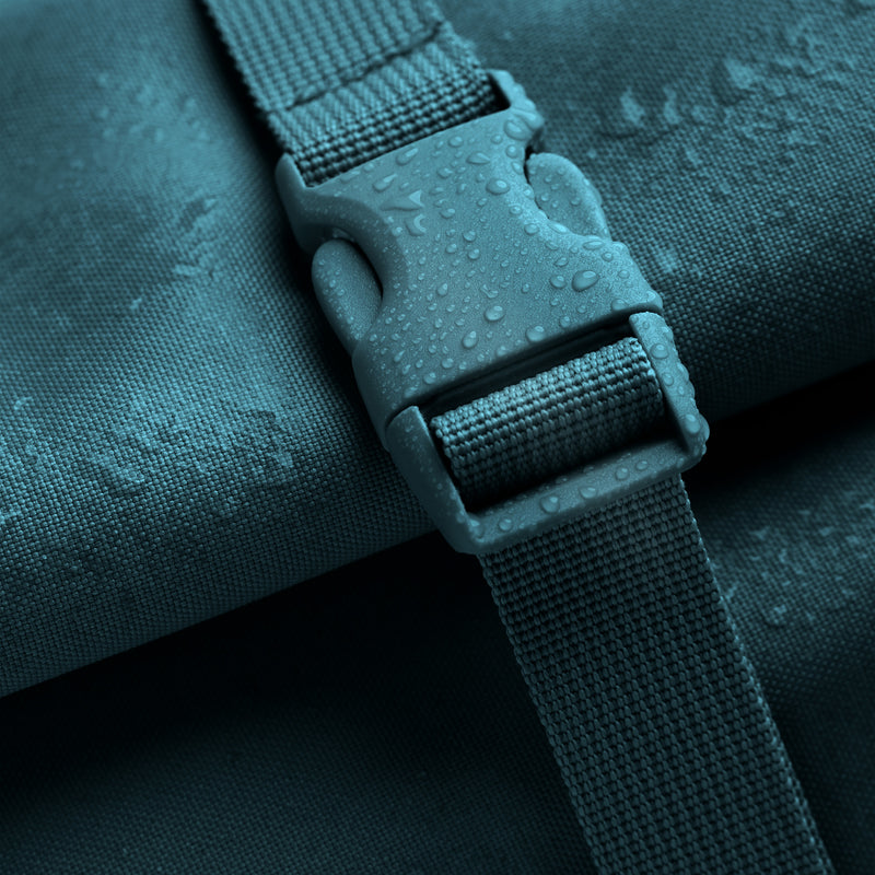 ROLLTOP LITE Rucksack in cliff (dunkles Petrol) als Detailaufnahme.