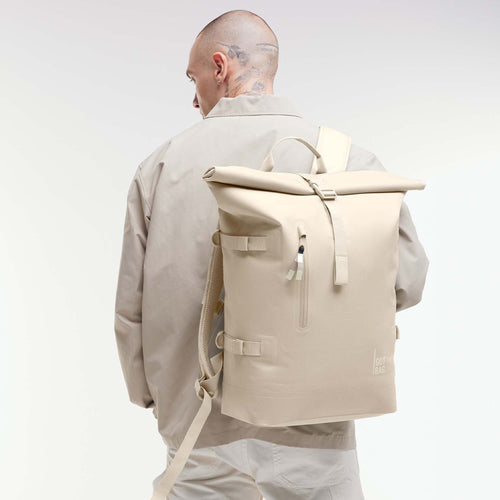 ROLLTOP 2.0 Rucksack in salt (warmes Cremeweiß) von einem Mann auf dem Rücken getragen.