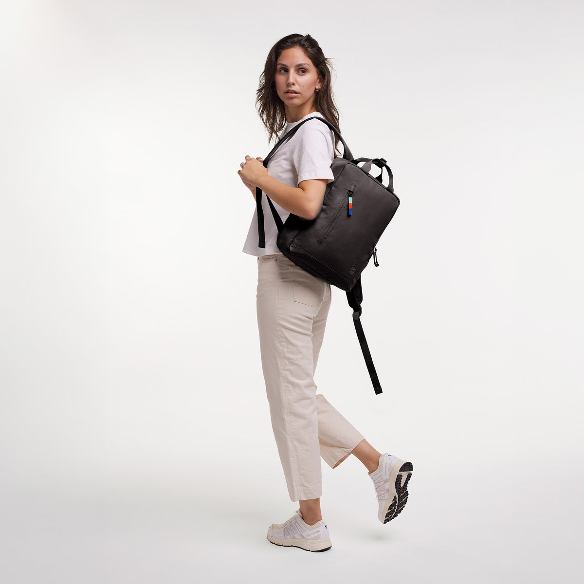 DAYPACK Rucksack in mussel (dunkles Braun-Grau) von einer Frau als Rucksack auf dem Rücken getragen.