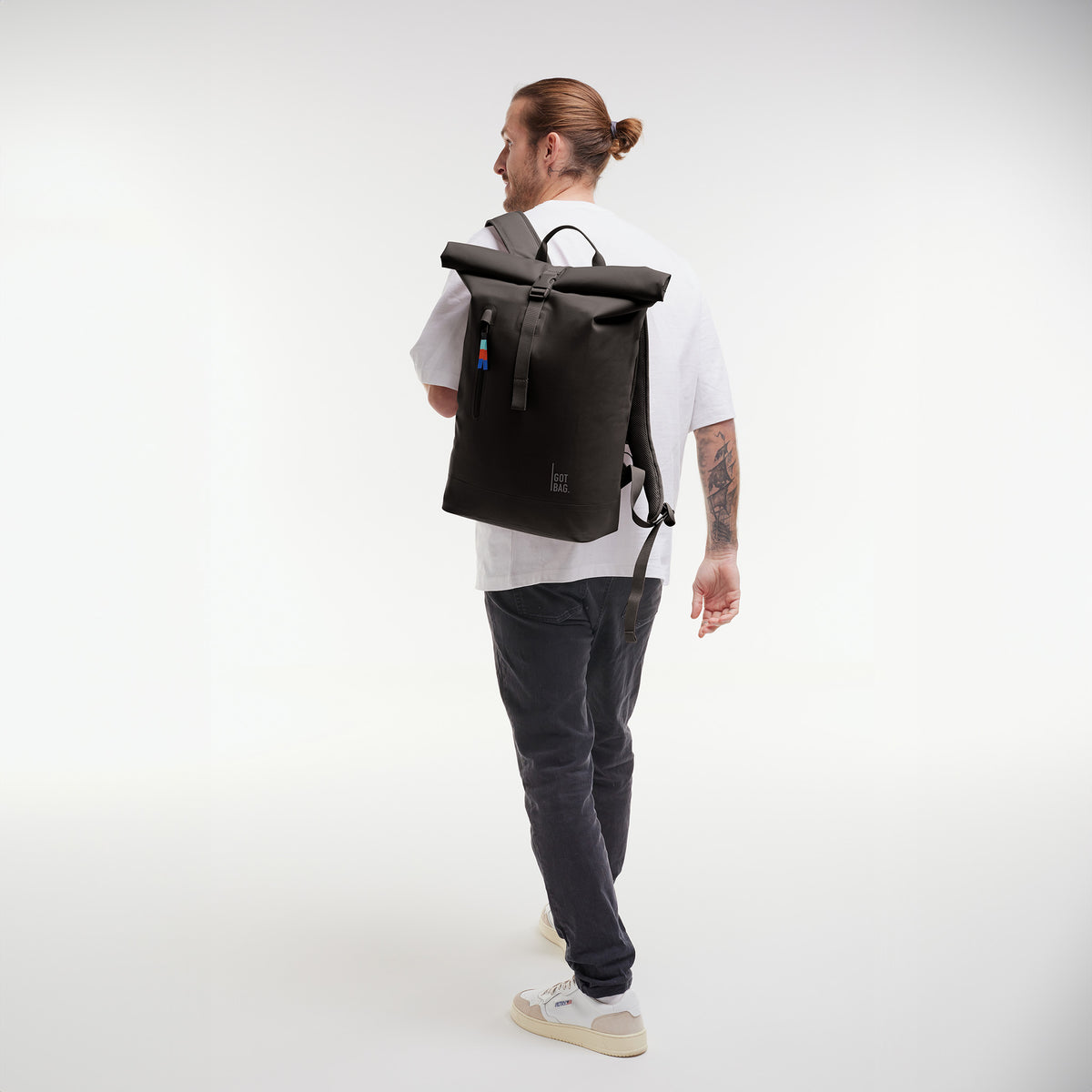 ROLLTOP LITE 2.0 Rucksack in mussel (dunkles Braun-Grau) von einem Mann auf dem Rücken getragen.