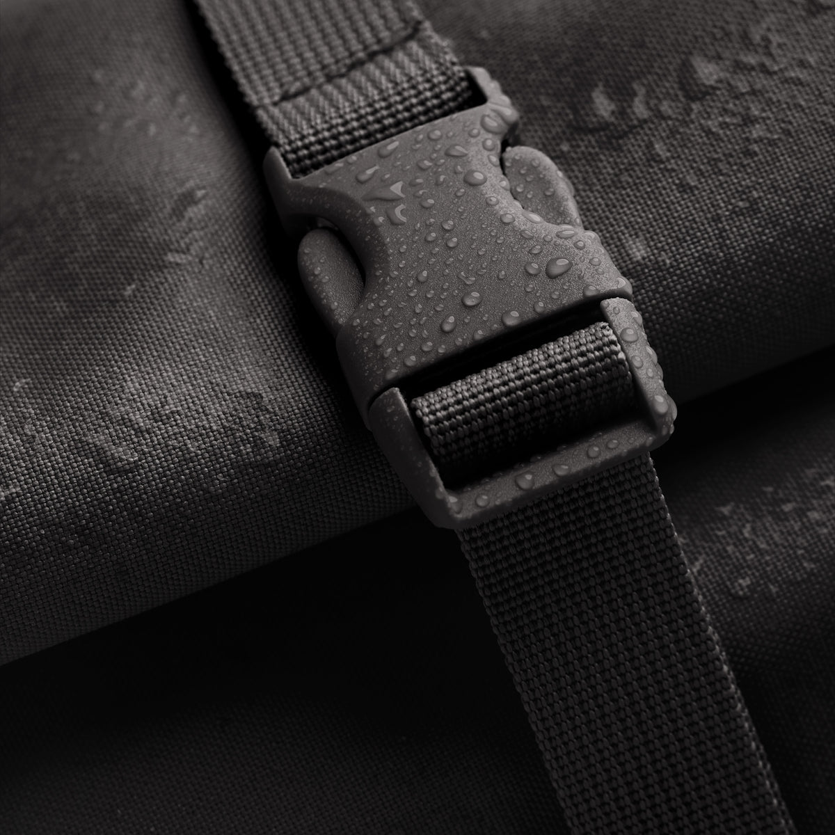 ROLLTOP LITE Rucksack in mussel (dunkles Braun-Grau) als Detailaufnahme.