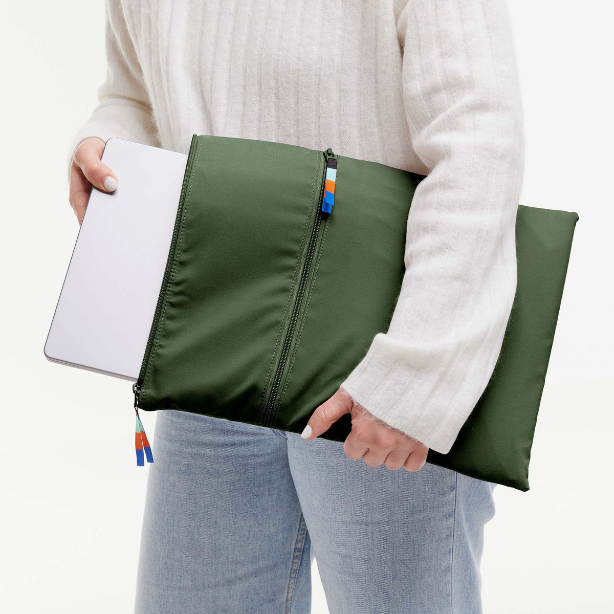 ROLLTOP 2.0 Tasche in seafloor (tiefes Dunkelgrün) von einer Frau in den Händen gehalten.