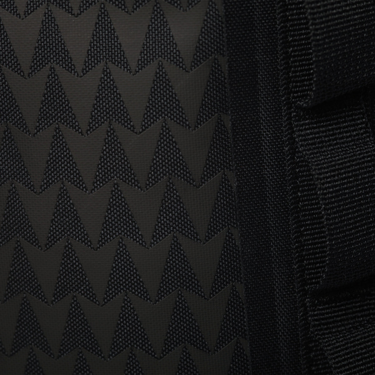 ROLLTOP ON THE ROAM Rucksack in black (Schwarz) als Detailaufnahme.
