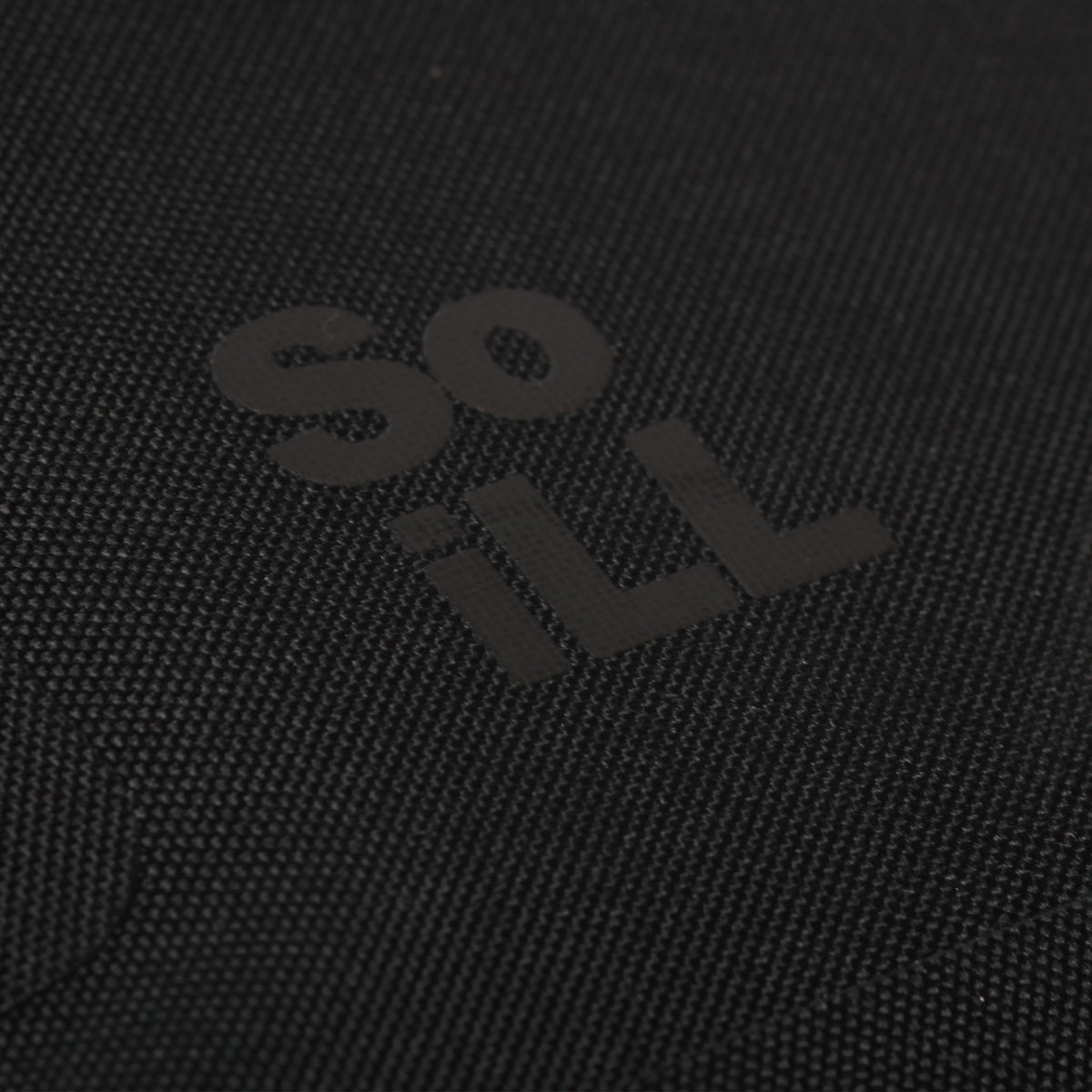 ROLLTOP ON THE ROAM Rucksack in black (Schwarz) als Detailaufnahme.