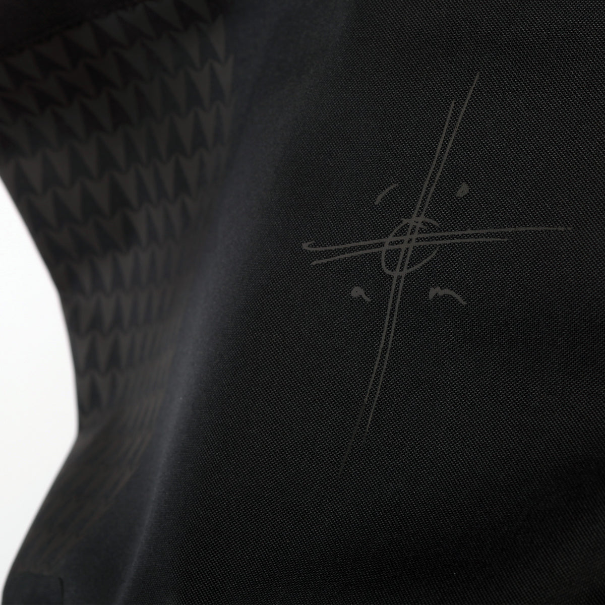 ROLLTOP ON THE ROAM Rucksack in black (Schwarz) mit geometrischem Muster und Grafik als Detailaufnahme.