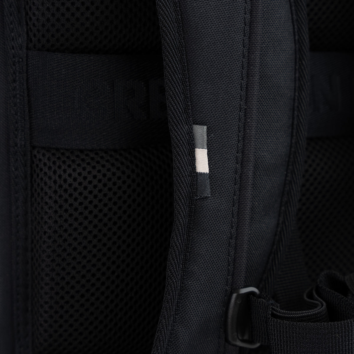 ROLLTOP ON THE ROAM Rucksack in black (Schwarz), Detailaufnahme des Rückenteils und Schultergurts.