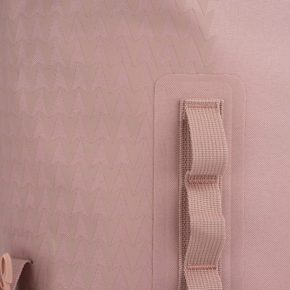 ROLLTOP ON THE ROAM Rucksack in dirty pink als Detailaufnahme.