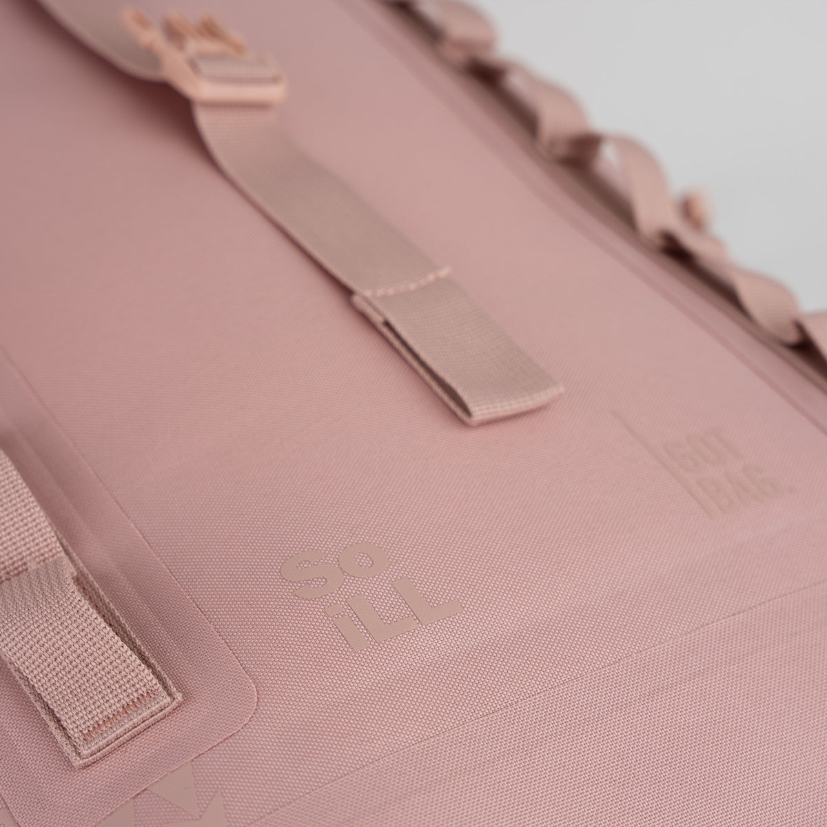 ROLLTOP ON THE ROAM Rucksack in dirty-pink als Detailaufnahme.