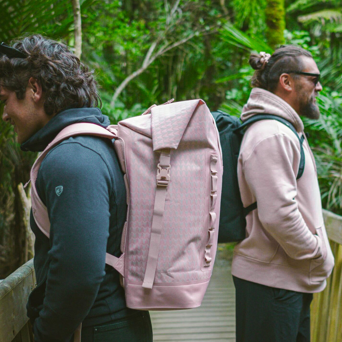 ROLLTOP ON THE ROAM Rucksack in dirty pink von einem Mann auf dem Rücken getragen.