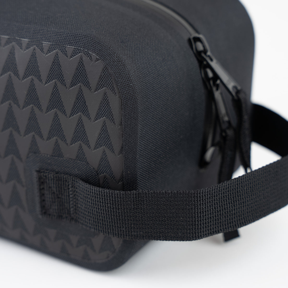 TRAVEL KIT ON THE ROAM Tasche in black (Schwarz) als Detailaufnahme.