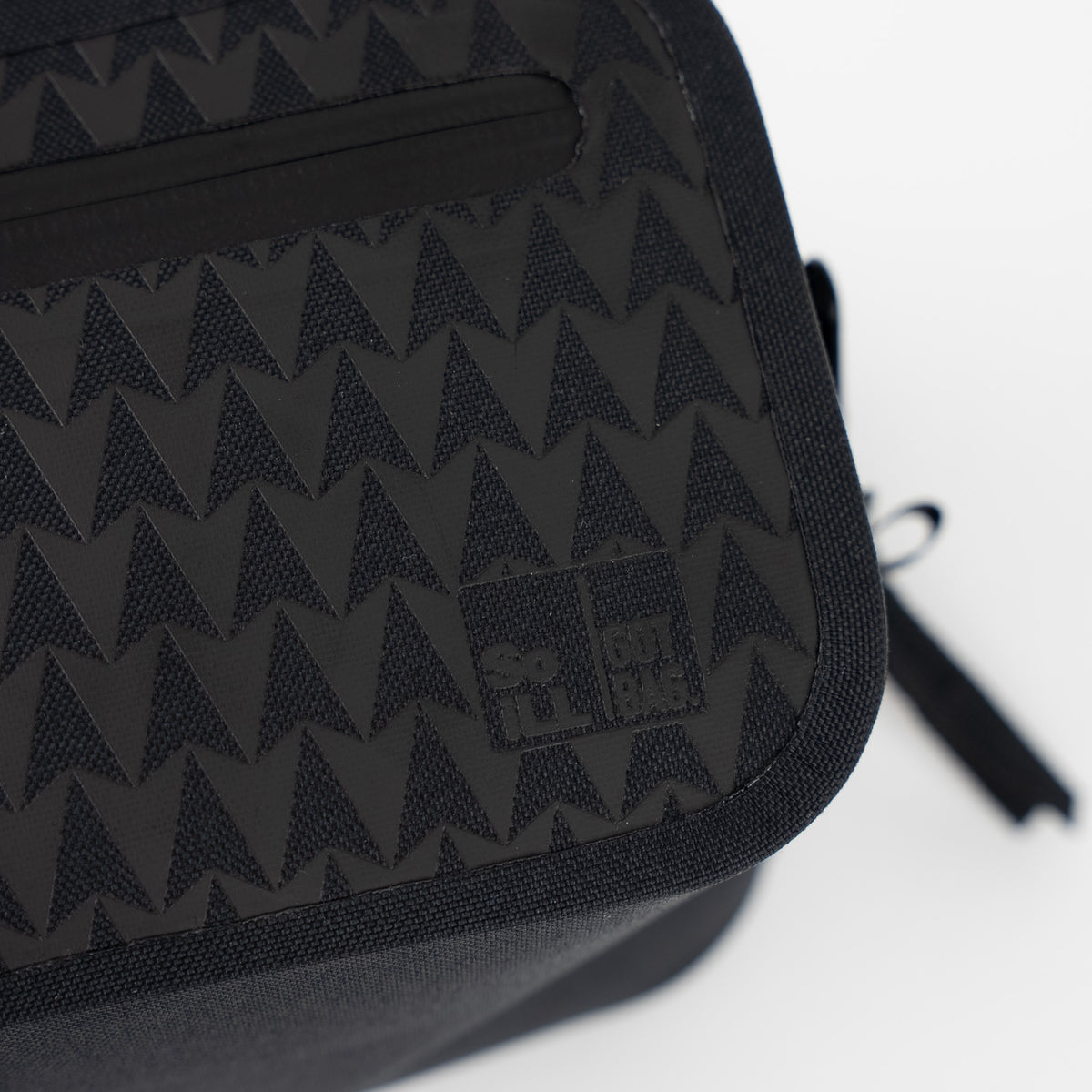 TRAVEL KIT ON THE ROAM Tasche in black (Schwarz) als Detailaufnahme.