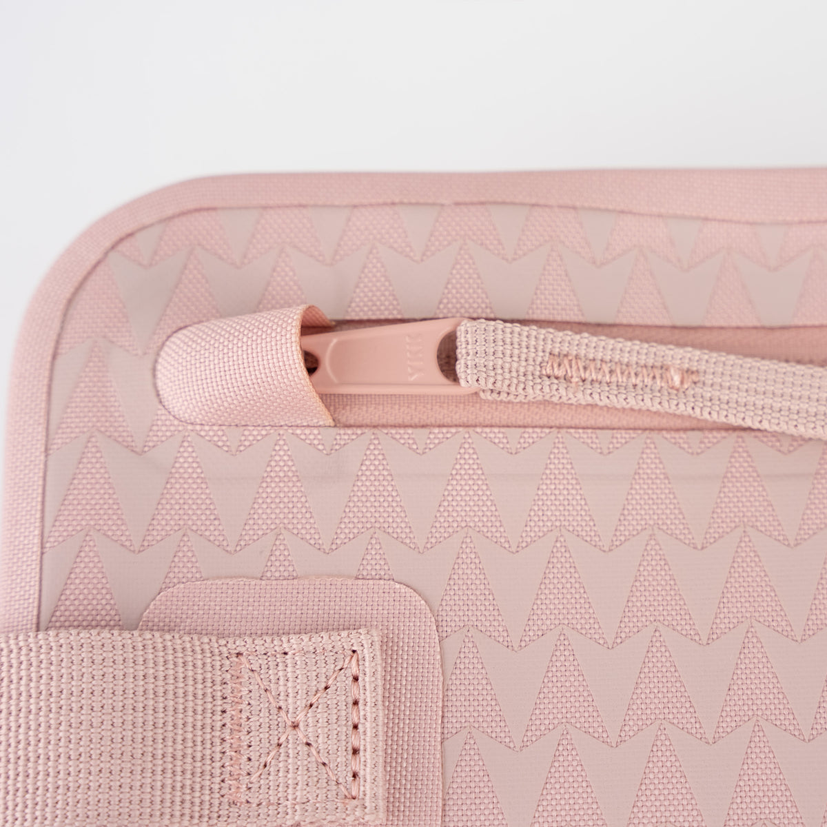 TRAVEL KIT ON THE ROAM Accessoires in dirty pink als Detailaufnahme.