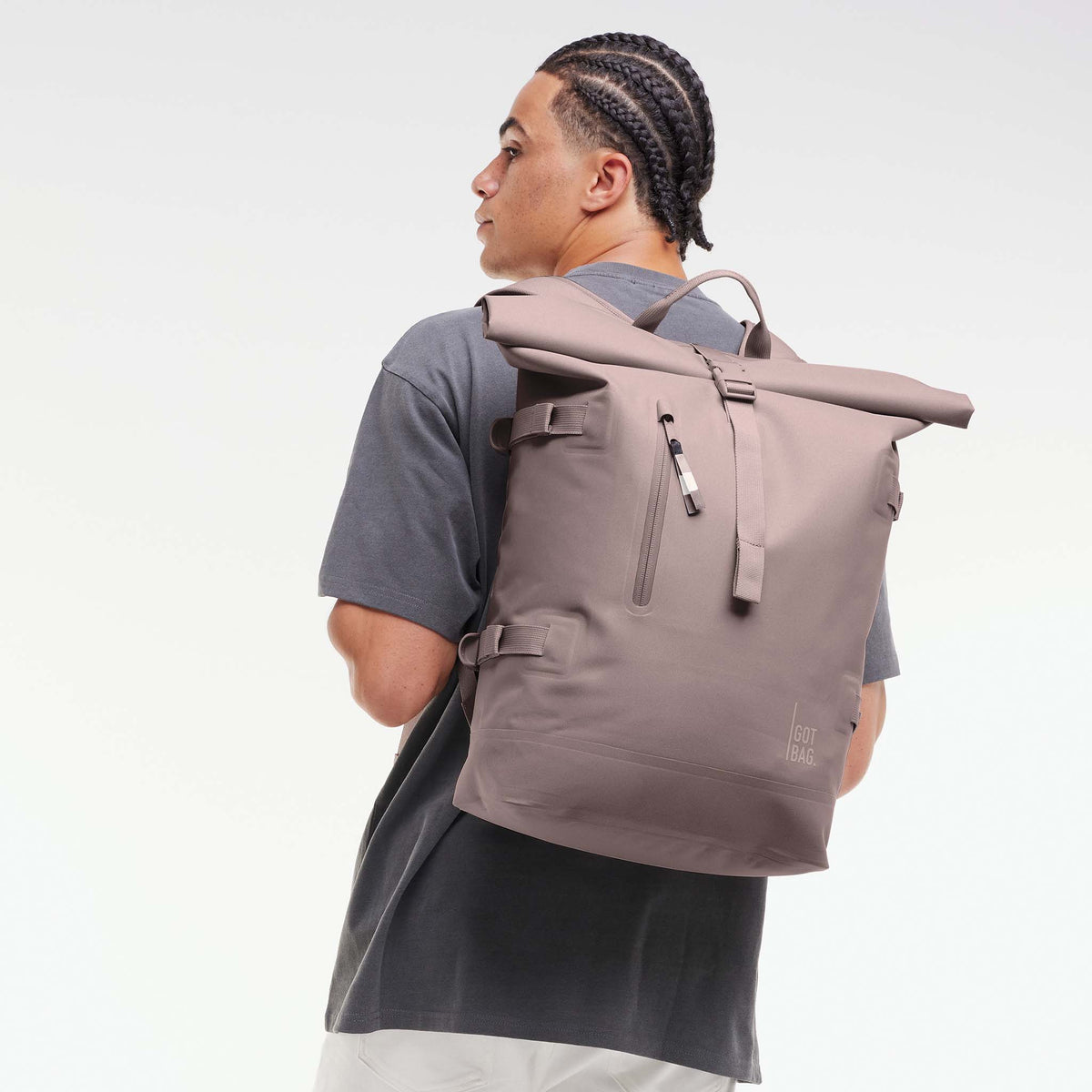 ROLLTOP 2.0 Rucksack in blobfish (dunkles Altrosa) von einem Mann auf dem Rücken getragen.