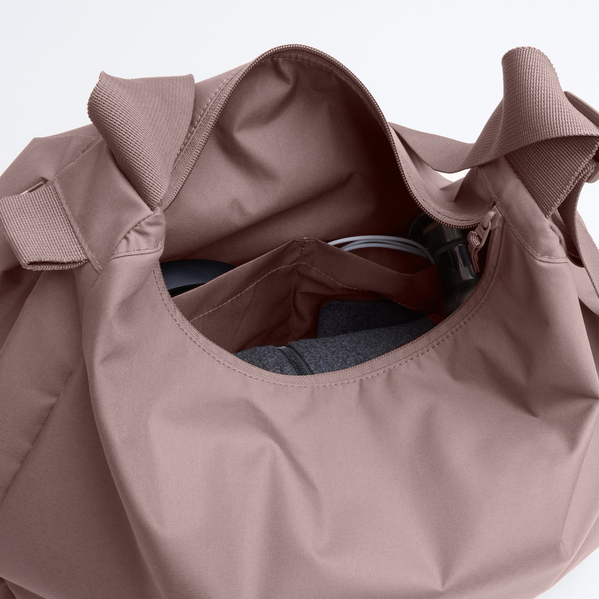 CURVED BAG Tasche in blobfish (dunkles Altrosa) als Detailaufnahme von offener Tasche.
