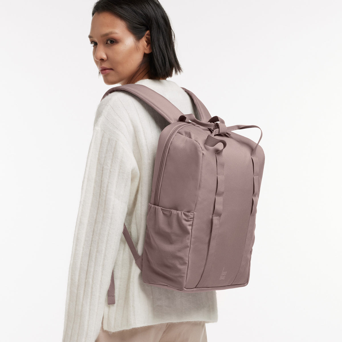 DAYPACK LOOP Rucksack von einer Frau auf dem Rücken getragen.