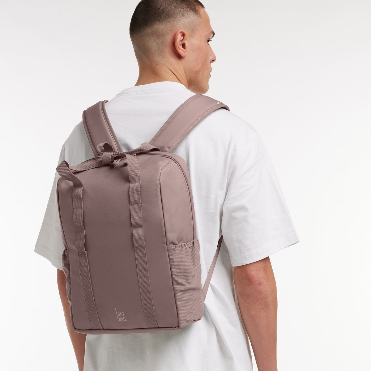 DAYPACK LOOP Rucksack von einem Mann auf dem Rücken getragen.
