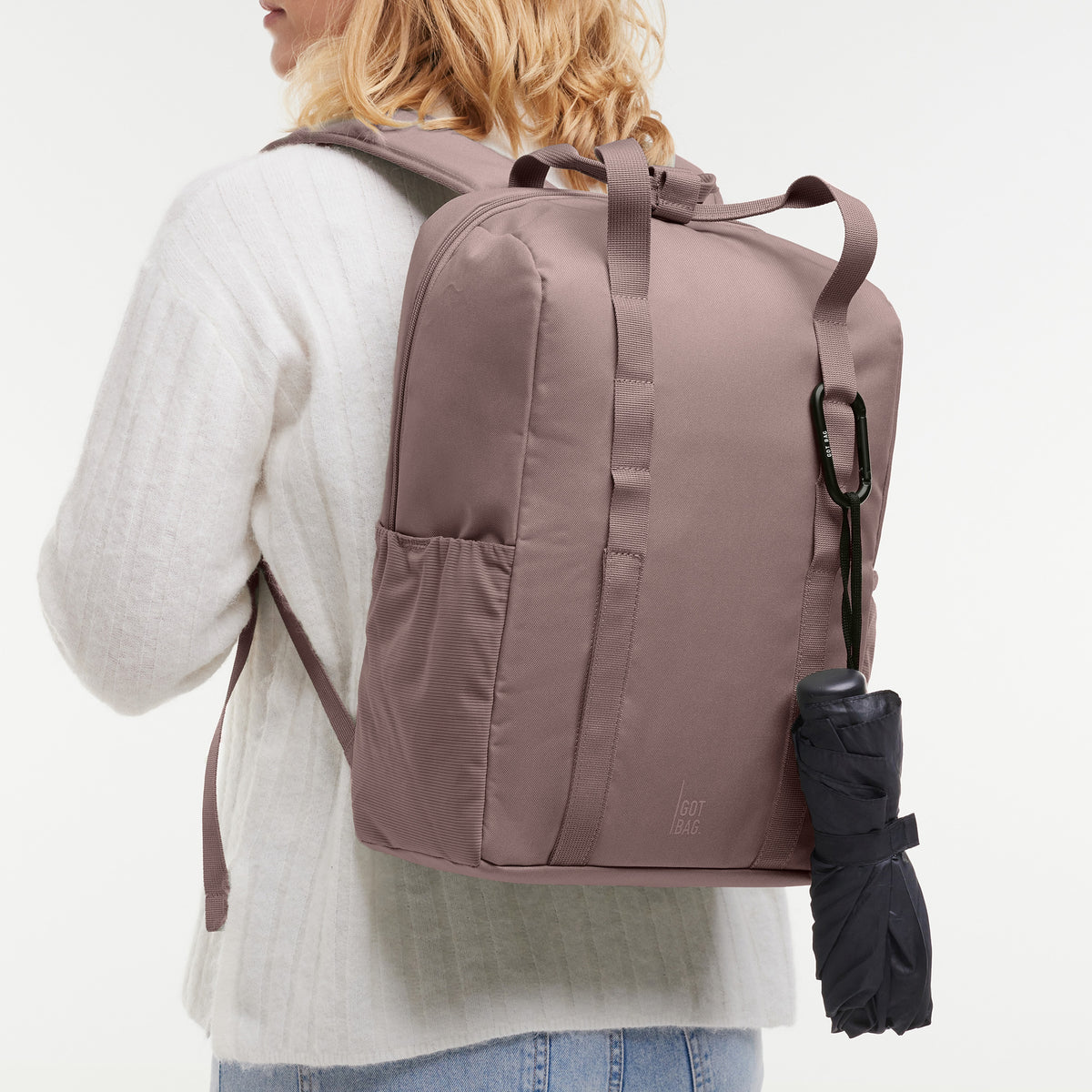 DAYPACK LOOP Rucksack von einer Frau auf dem Rücken getragen.