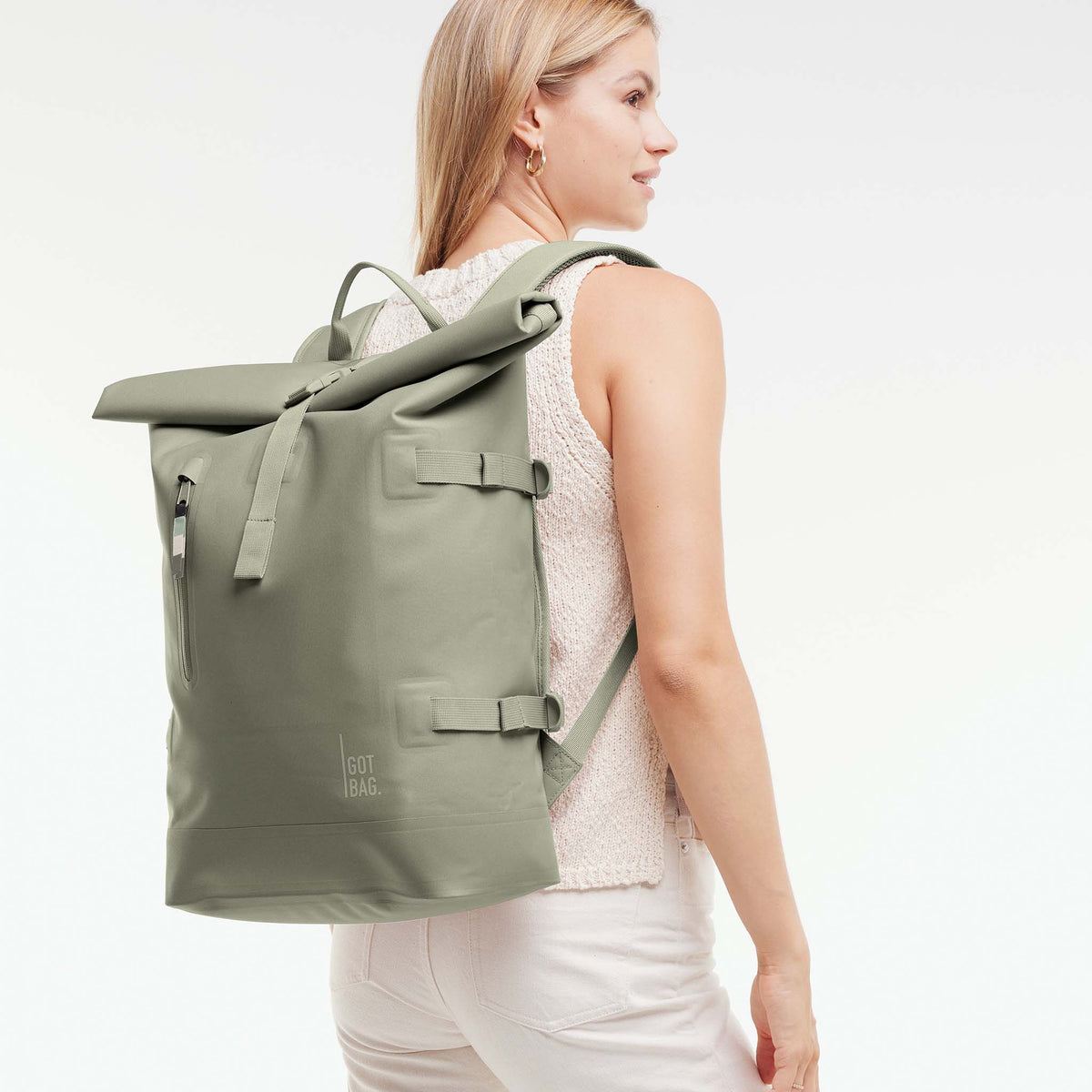 ROLLTOP 2.0 Rucksack in seabed (helles Olivgrün) von einer Frau als Rucksack auf dem Rücken getragen.