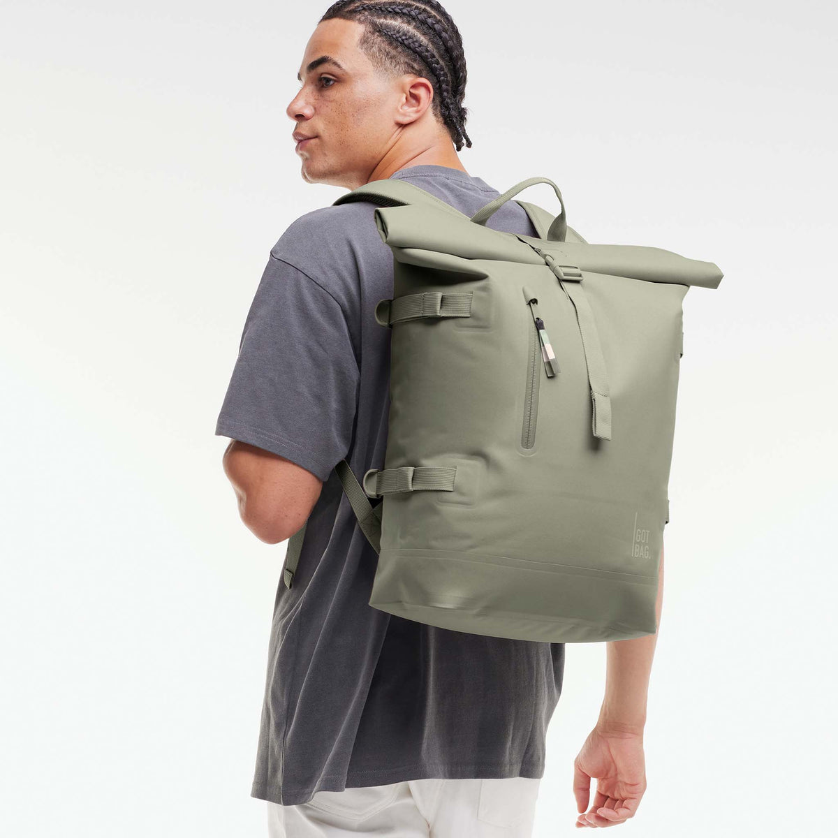 ROLLTOP 2.0 Rucksack in seabed (helles Olivgrün) von einem Mann auf dem Rücken getragen.