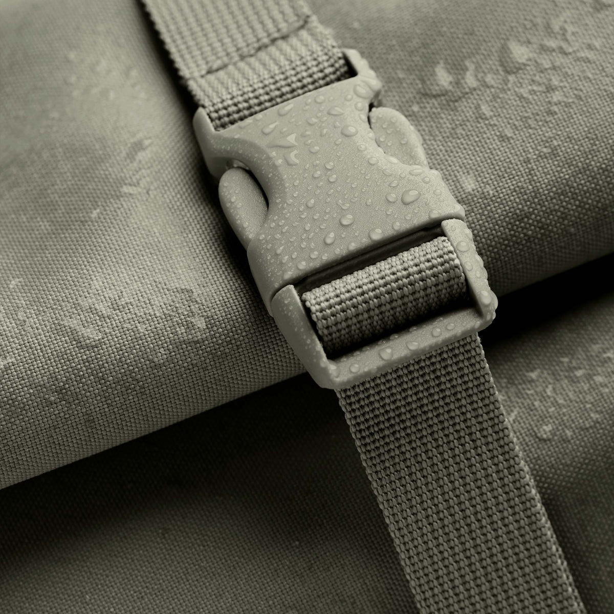 ROLLTOP 2.0 Rucksack in seabed (helles Olivgrün), Detailaufnahme mit Wassertropfen.