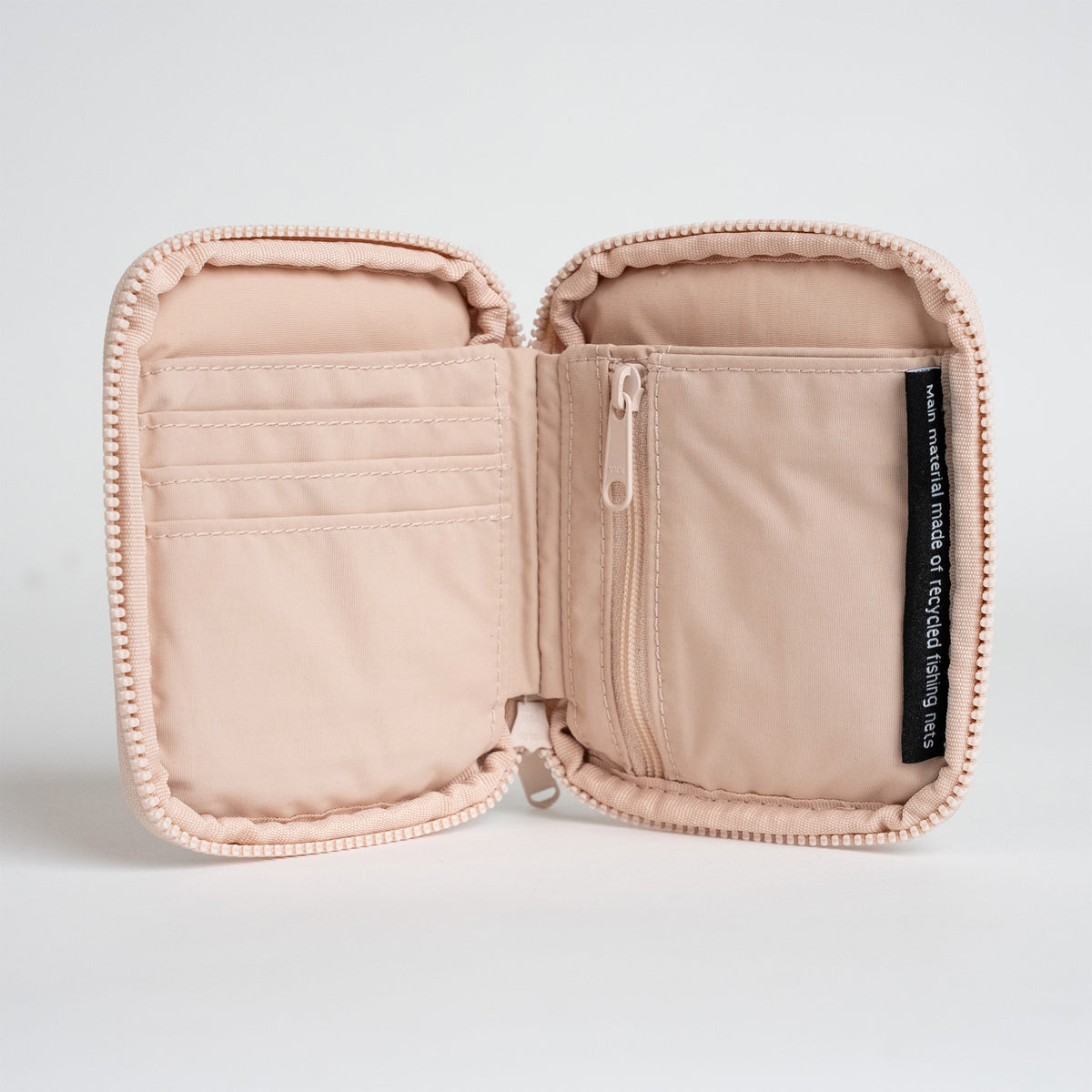 WALLET Accessoire in pearl (helles Puder-Rosa), Innenansicht offen mit Label Main material made of recycled fishing nets.