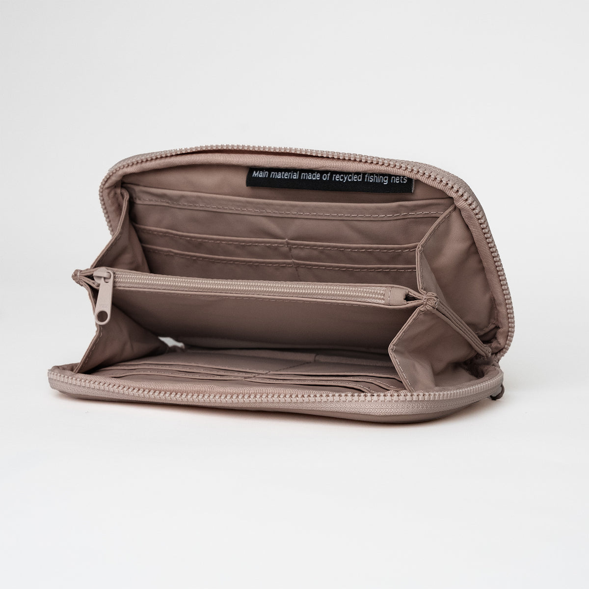 WALLET Accessoire in oyster (klassisches Taupe-Braun) offen mit sichtbaren Fächern und dem Hinweis auf recycelte Fischernetze.