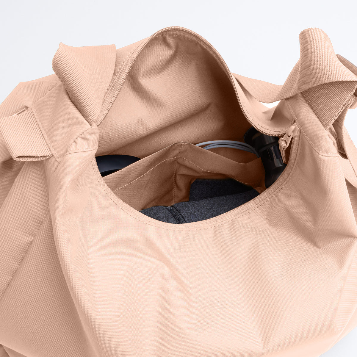 CURVED BAG Tasche in pearl (helles Puder-Rosa) mit Blick in den organisierten Innenraum.