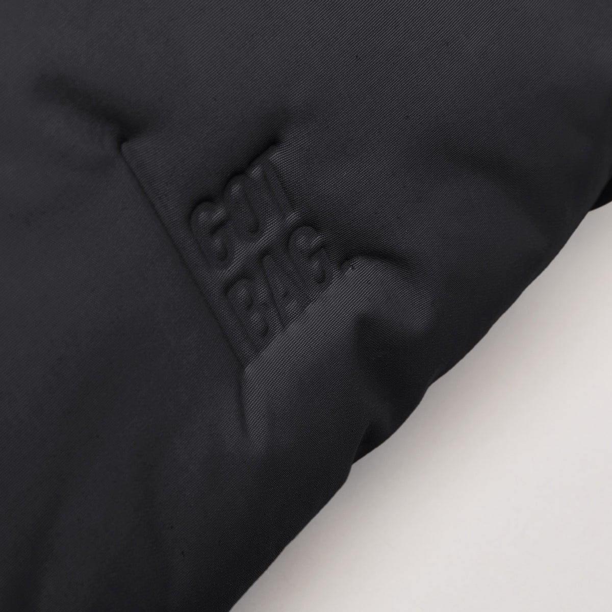 CLOUD POCKET BAG Tasche in black (Schwarz) mit geprägtem GUI BAG Logo.