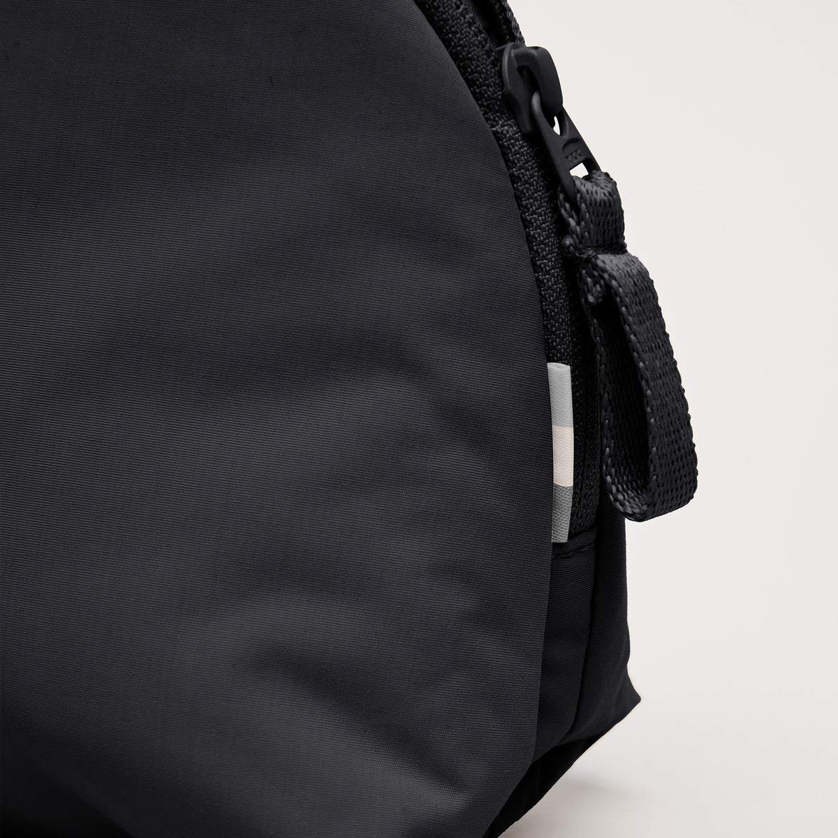 CLOUD POCKET BAG Tasche in black (Schwarz) als Detailaufnahme.