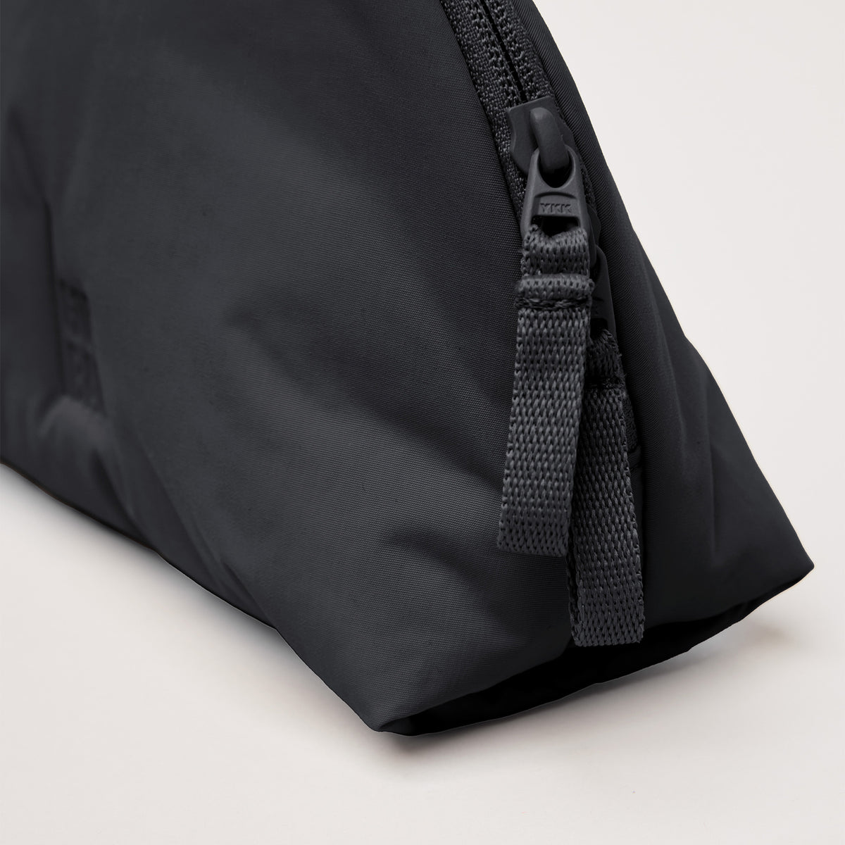 CLOUD POCKET BAG Tasche in black (Schwarz) als Detailaufnahme.