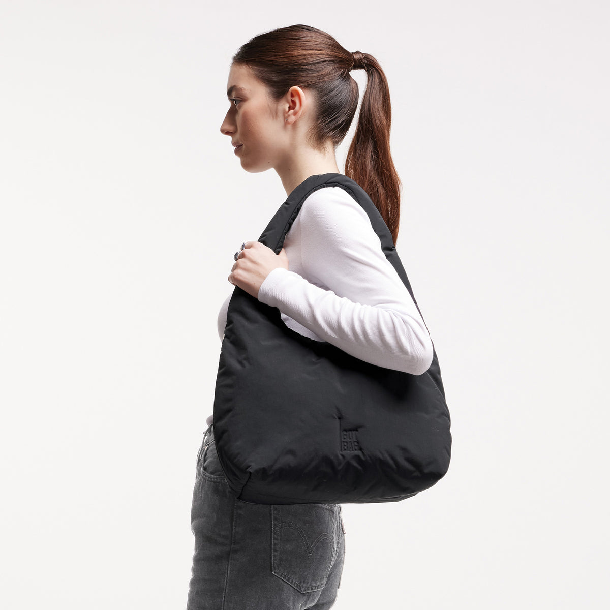 CLOUD SHOULDER Tasche in black (Schwarz) von einer Frau über der Schulter getragen.