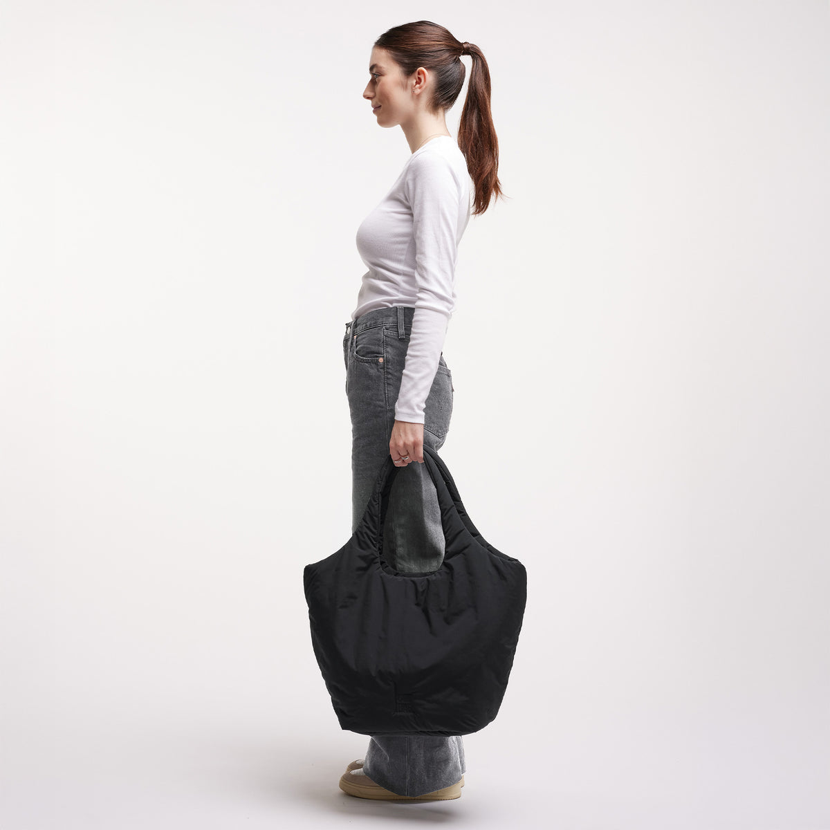 CLOUD TOTE BAG Tasche von einer Frau in der Hand gehalten.