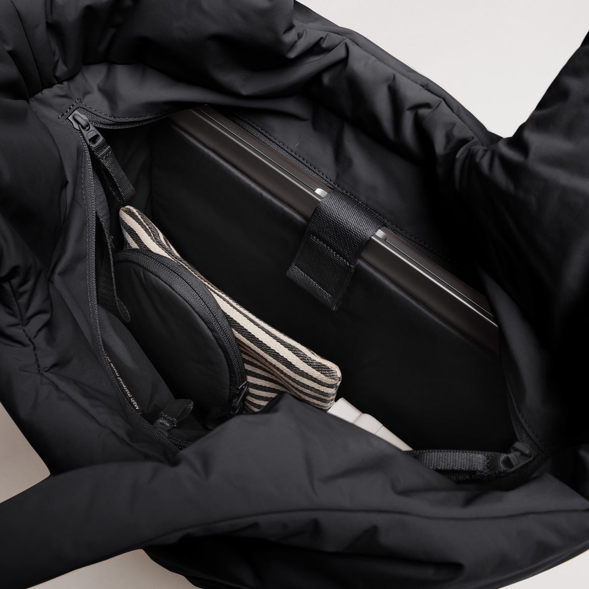 CLOUD TOTE BAG Tasche, Innenansicht zeigt Laptop und eine gestreifte Tasche.