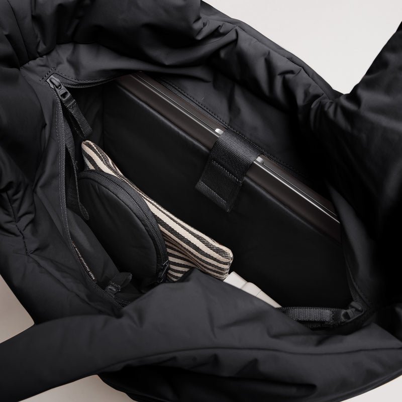 CLOUD TOTE BAG Tasche, Innenansicht zeigt Laptop und eine gestreifte Tasche.