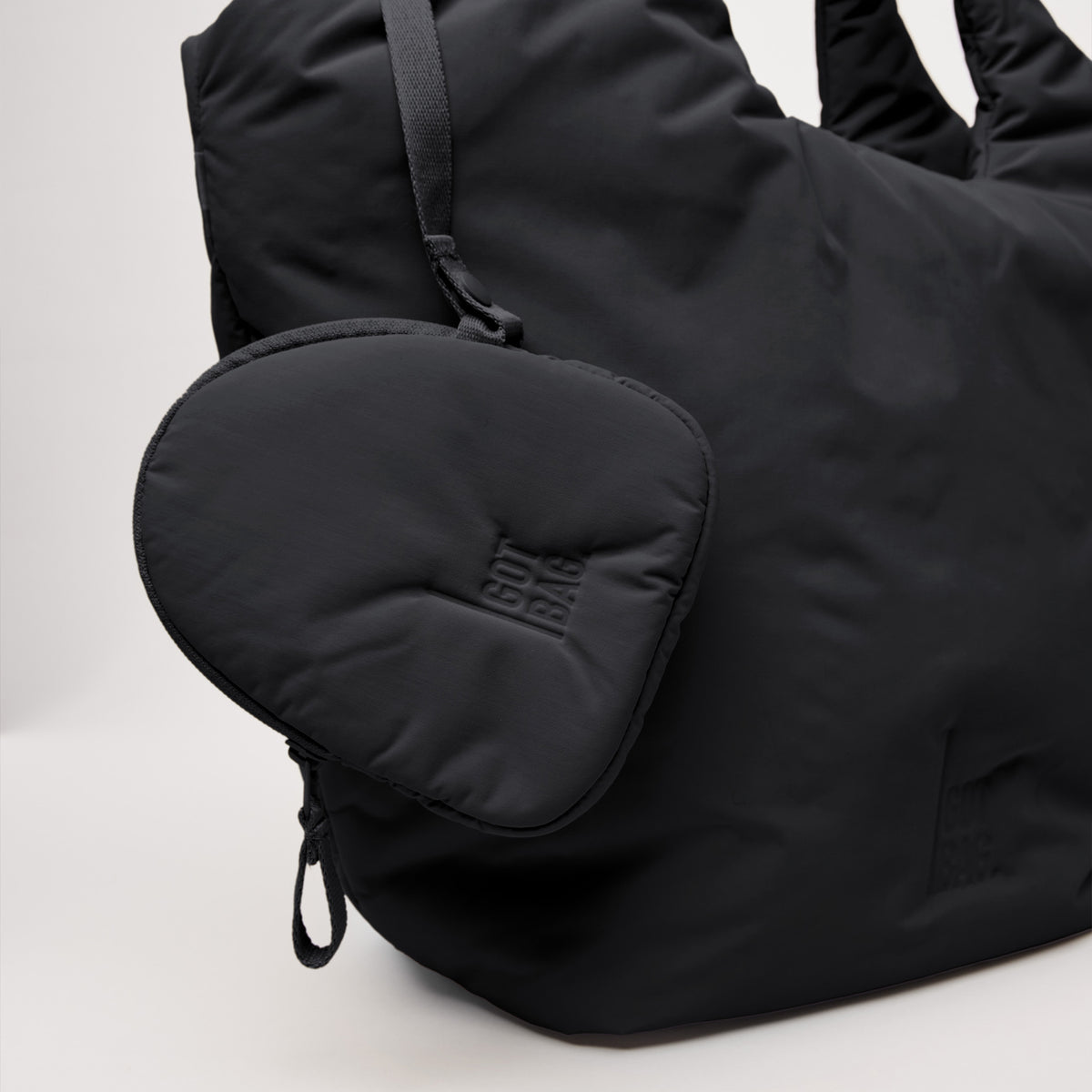 CLOUD TOTE BAG Tasche mit angenähter Zubehörtasche und GOT BAG Prägung als Detailaufnahme.