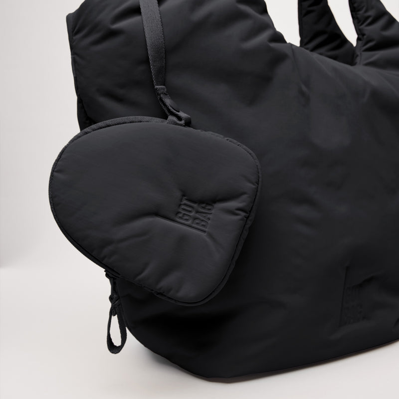 CLOUD TOTE BAG Tasche mit angenähter Zubehörtasche und GOT BAG Prägung als Detailaufnahme.
