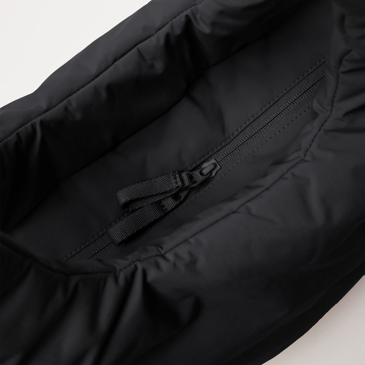 CLOUD TOTE BAG Tasche als Detailaufnahme einer Reißverschlusstasche.