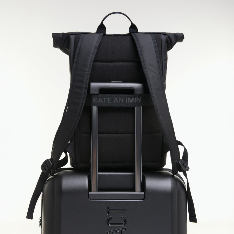 ROLLTOP EASY Rucksack in black (Schwarz) auf einem Koffer befestigt.
