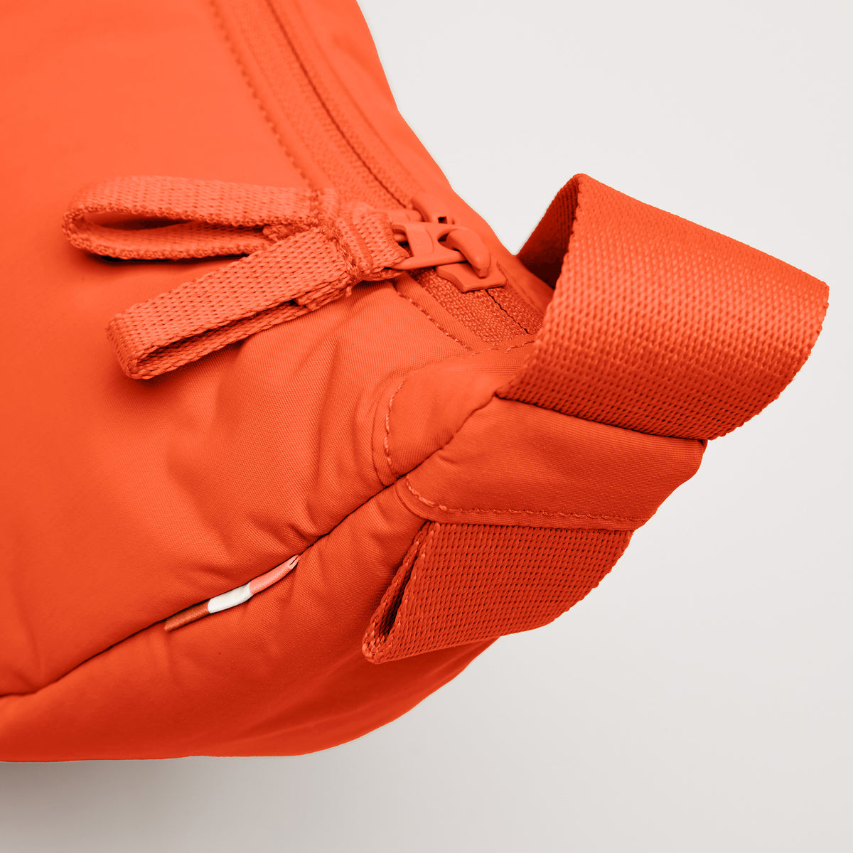 CLOUD MOON BAG SMALL Tasche in hot coral (knalliges Orange) als Detailaufnahme.