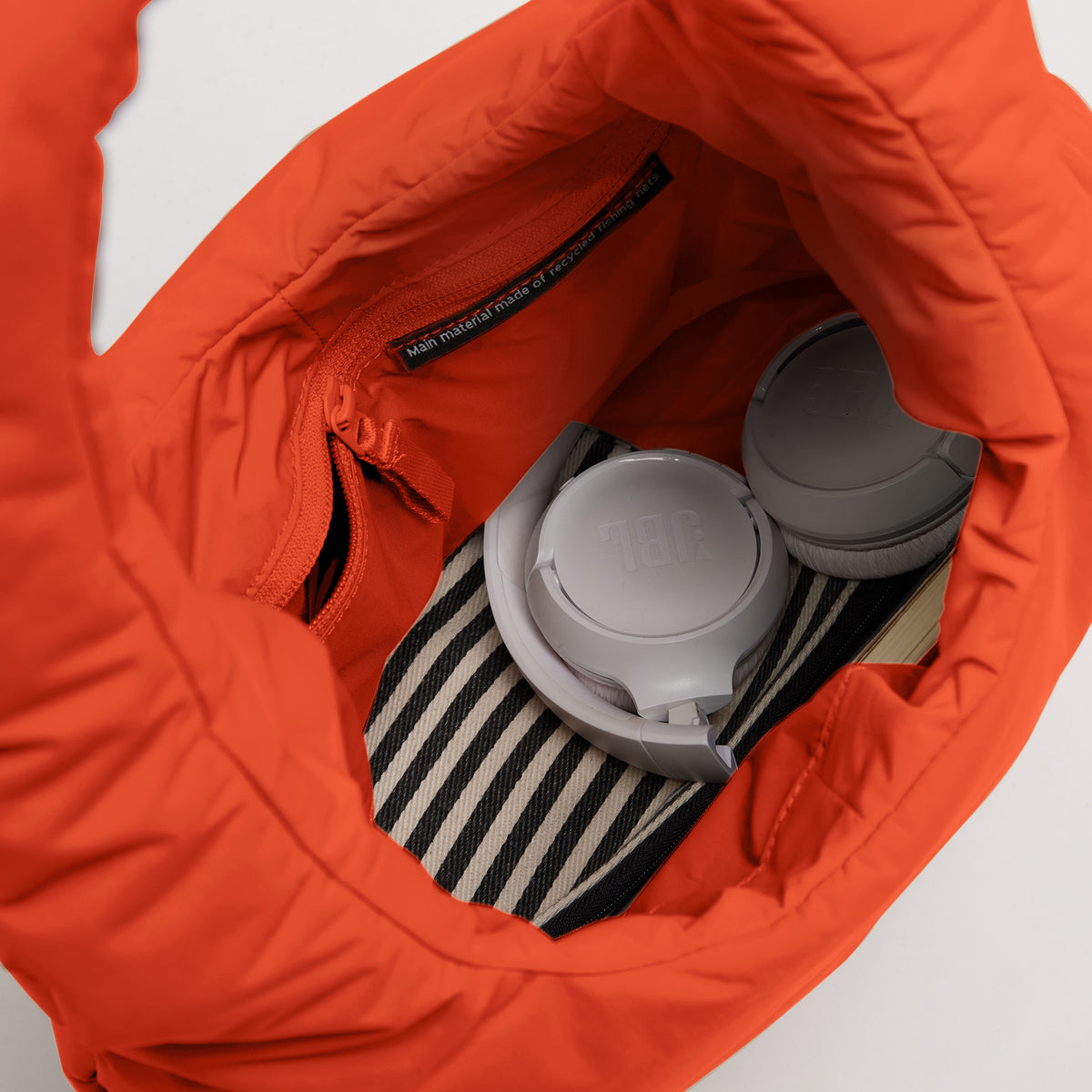 CLOUD SHOULDER Tasche in hot coral (knalliges Orange), Innenansicht mit recyceltem Material.