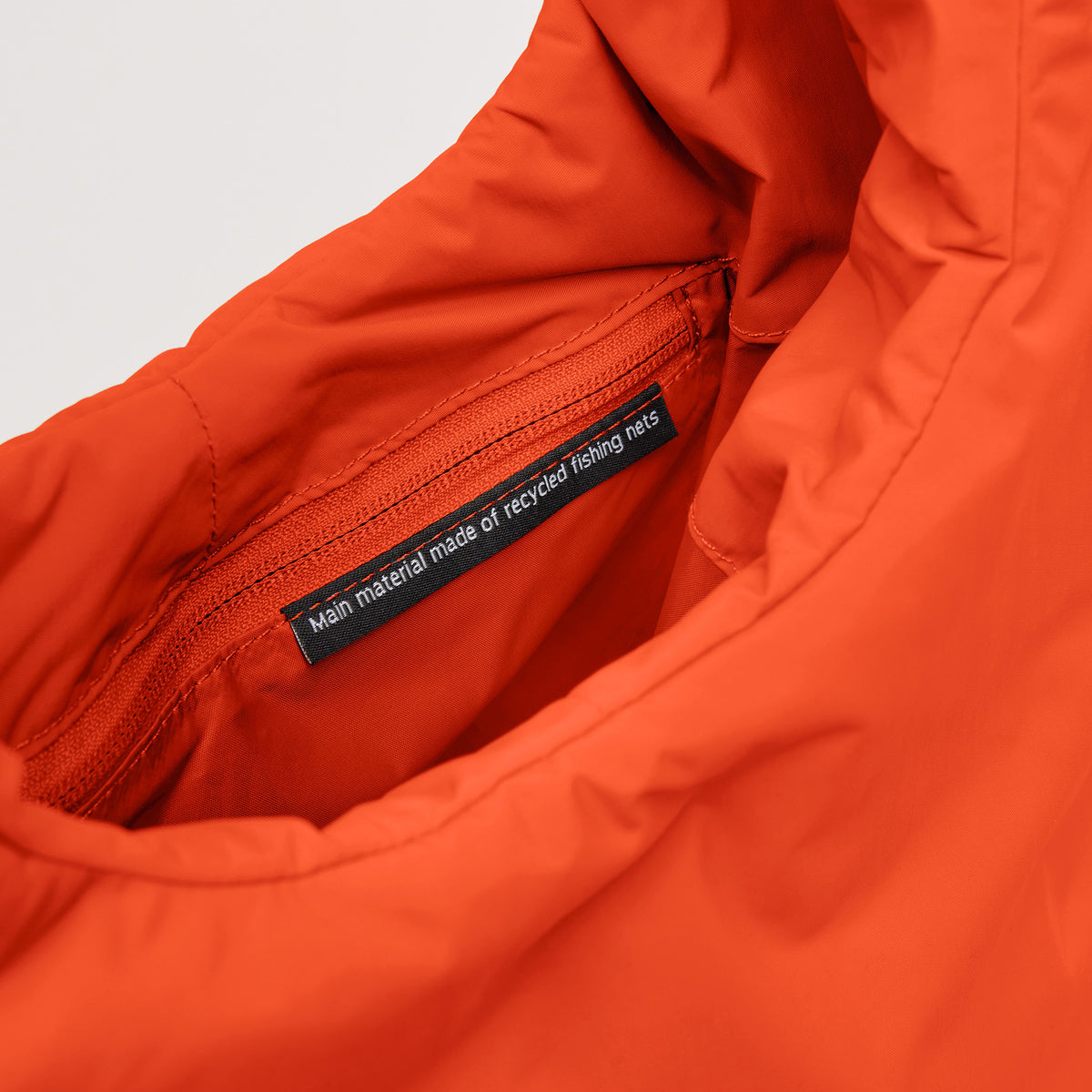 CLOUD SHOULDER Tasche in hot coral (knalliges Orange) als Detailaufnahme.