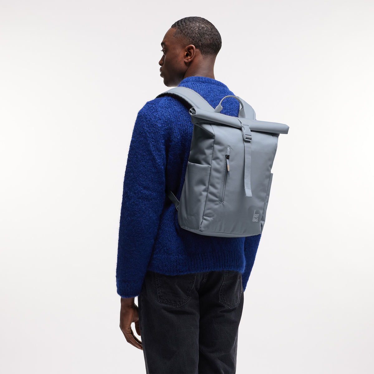ROLLTOP EASY SMALL Rucksack in marlin (grau-blau) von einem Mann als Rucksack auf dem Rücken getragen.