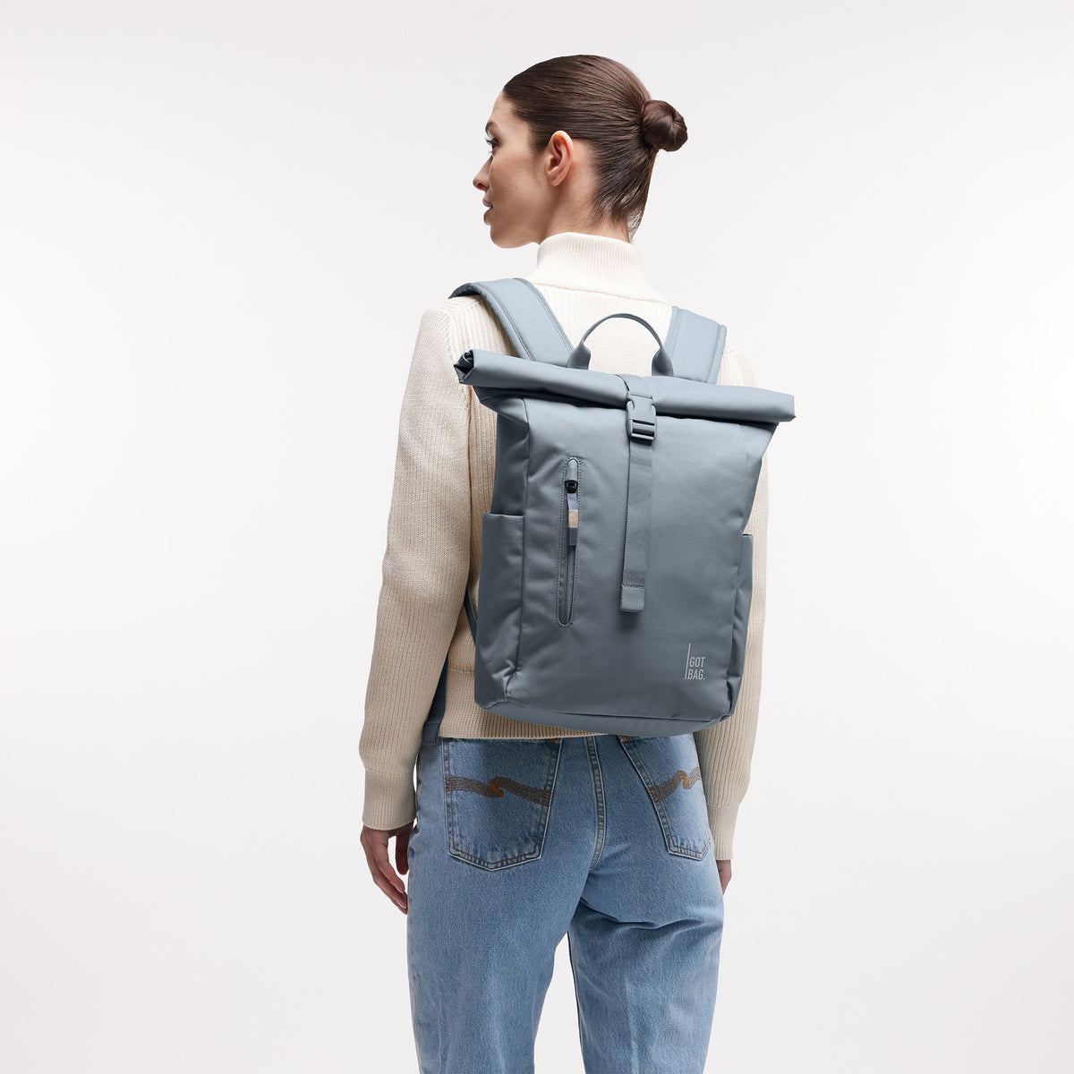 ROLLTOP EASY SMALL Rucksack in marlin (grau-blau) von einer Frau auf dem Rücken getragen.
