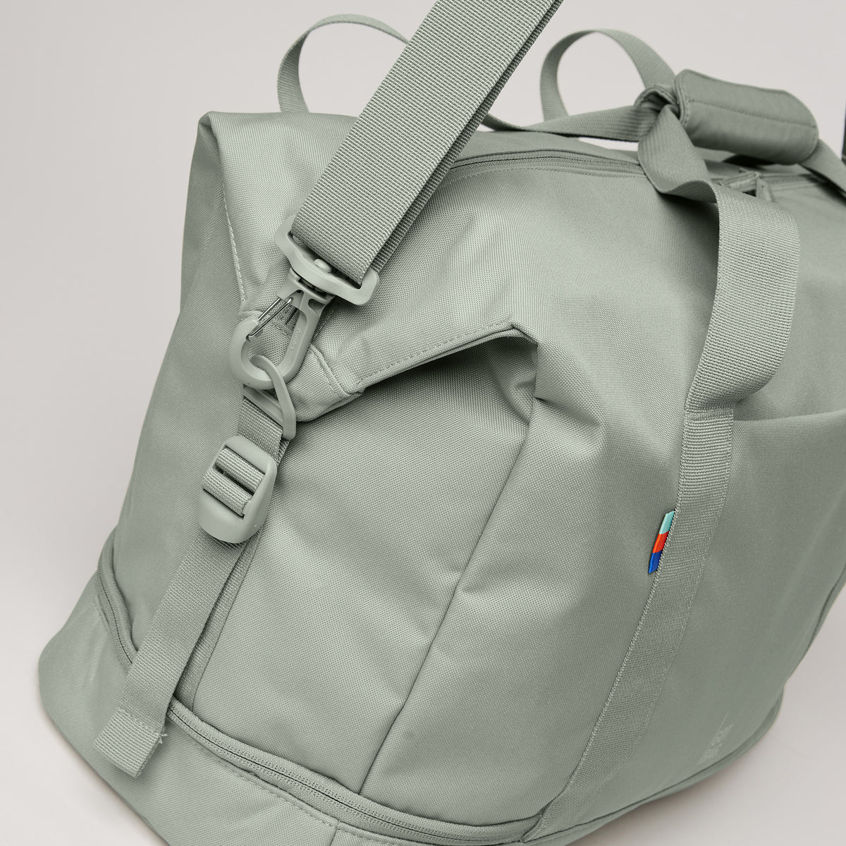 WEEKEND BAG Tasche in bass (Salbeigrün) als Detailaufnahme.