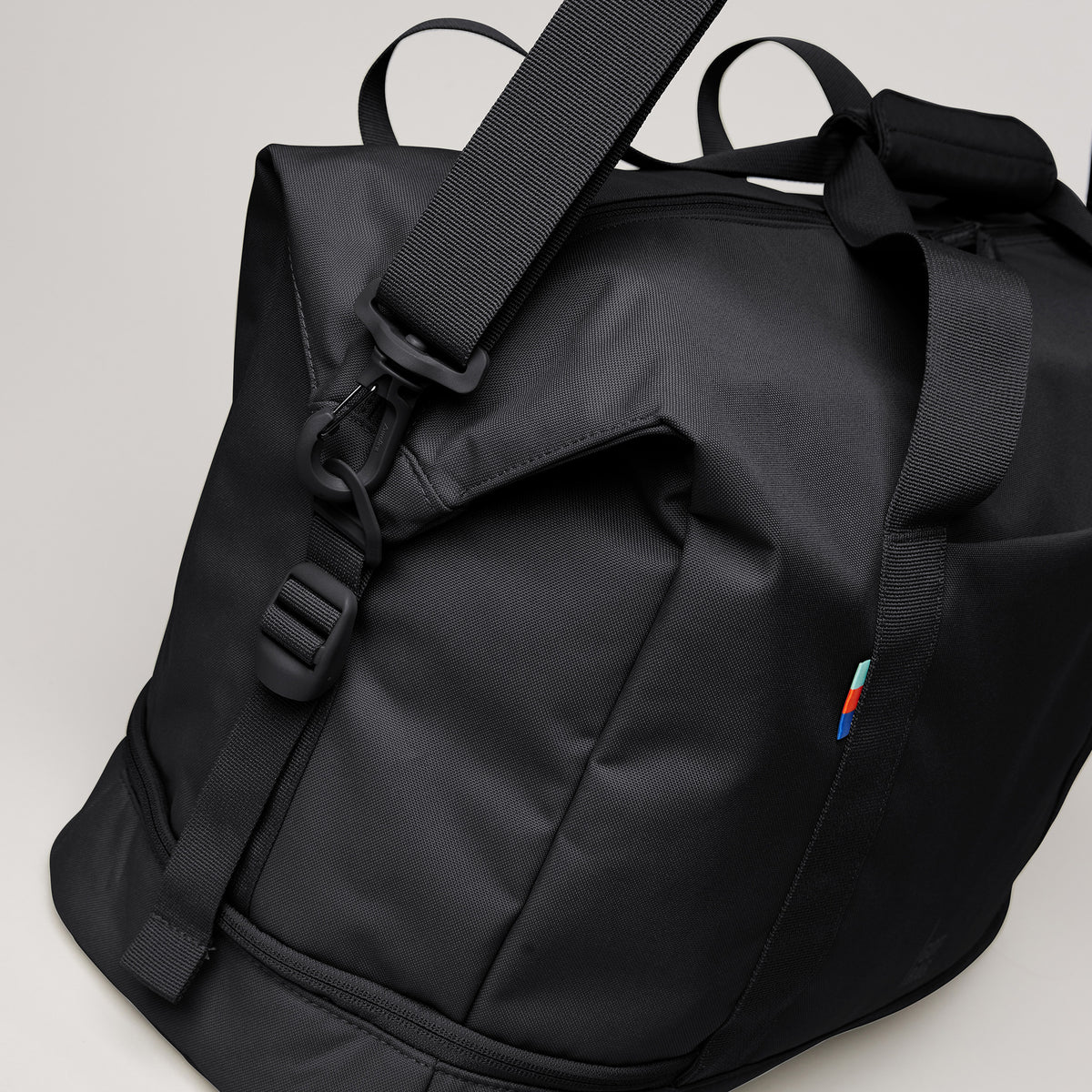 WEEKEND BAG Tasche in black (Schwarz) in Schrägansicht.