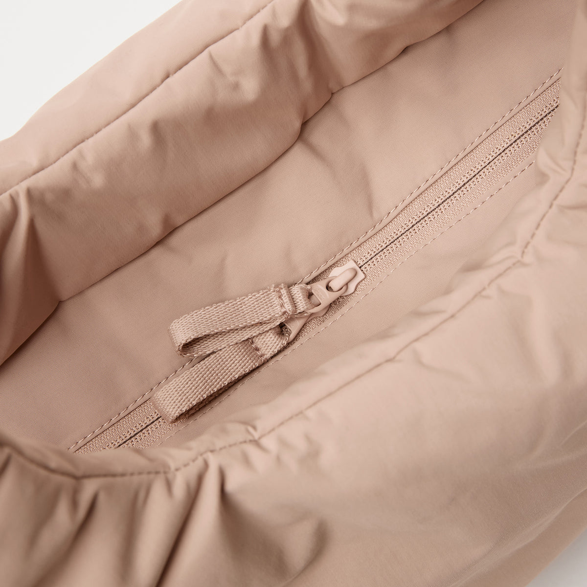 CLOUD TOTE BAG Tasche in sandbar (warmes Beige mit rötlichem Unterton) Detailaufnahme der Innenseite mit Reißverschluss.